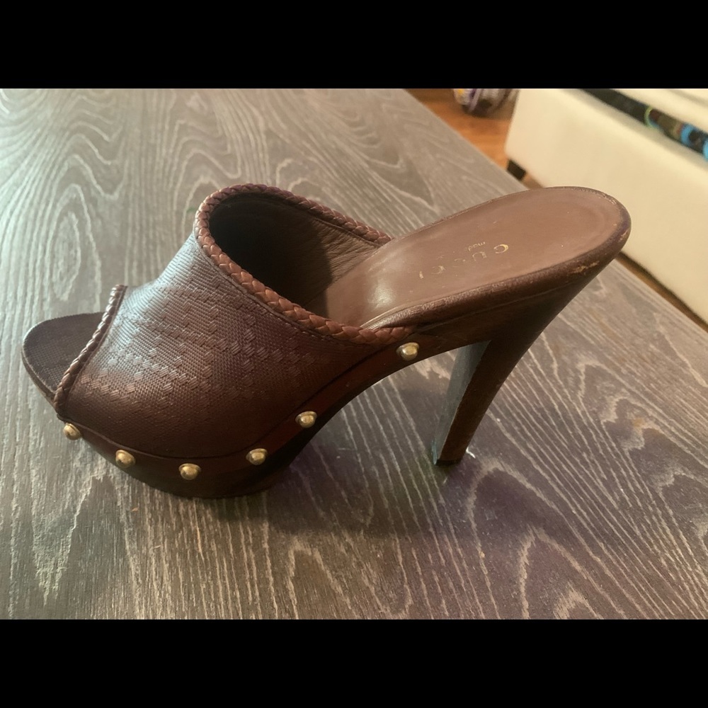 Gucci color brown platform mules.